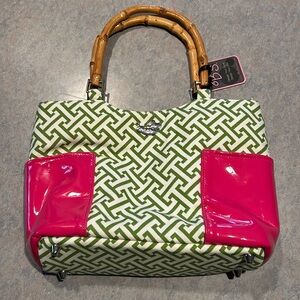 NWT B’s bag. Wood handles. Metal feet on bottom.